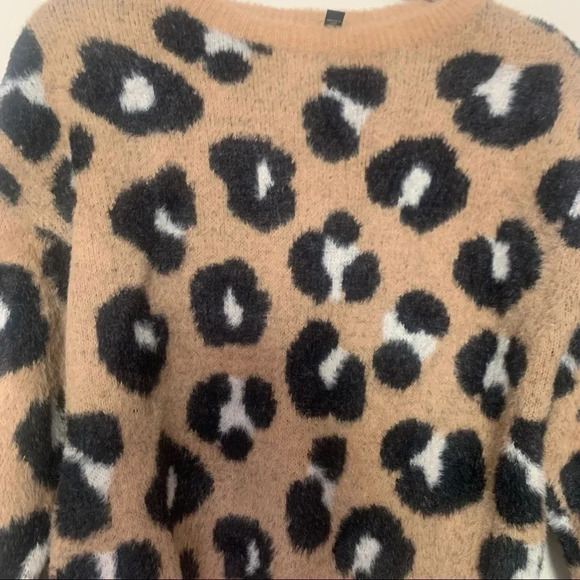 Express Cream/Tan and Black Cozy Fuzzy Eyelash Leopard Sweater Size XS - Picture 7 of 8